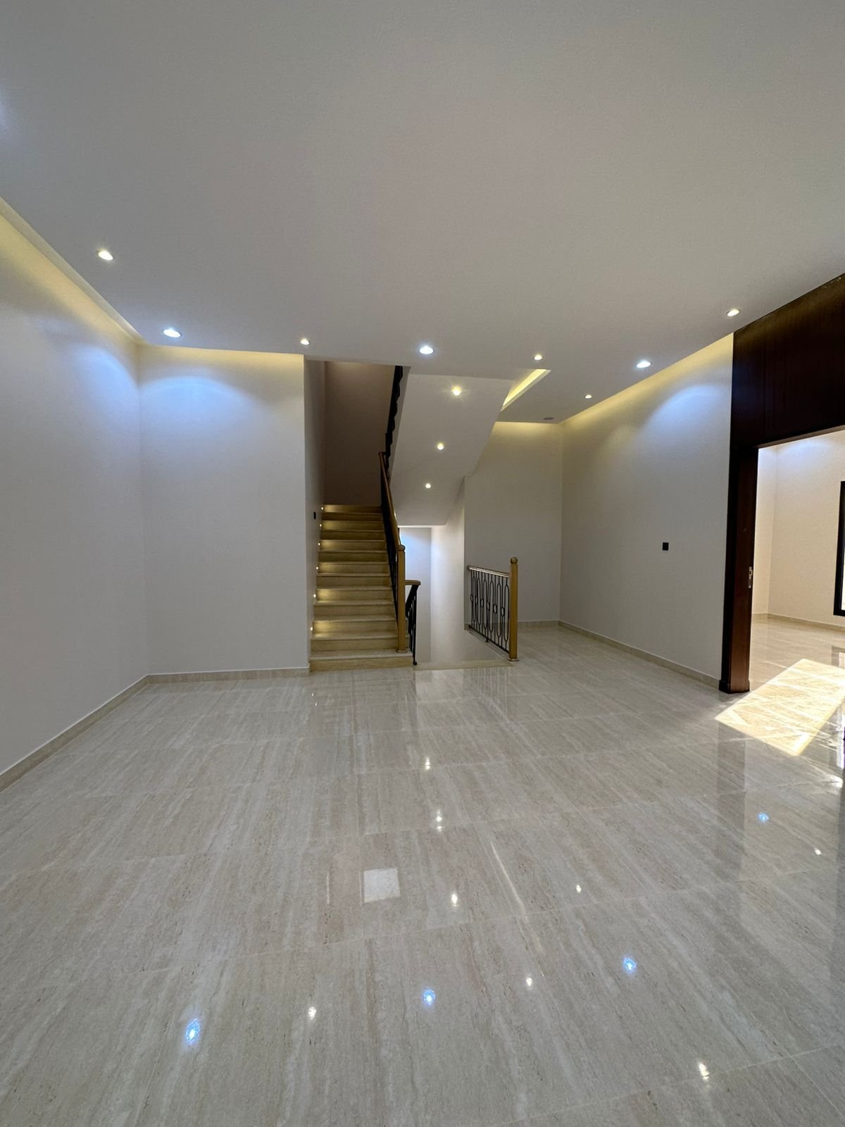 معلم أصباغ في الرياض أثناء تنفيذ الدهان